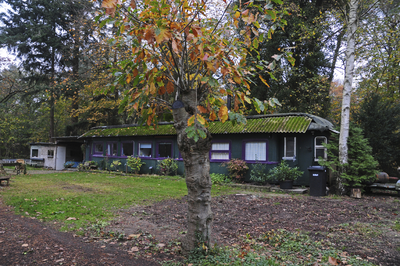 900415 Gezicht op het voormalige rijtuig mC 9901 van de N.S. (ex-Z.H.E.S.M. BC1) dat bij wijze van noodwoning kort na ...